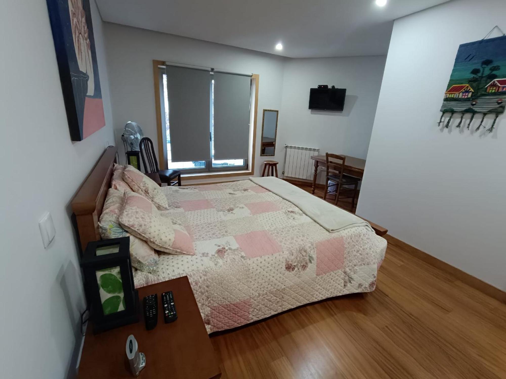 Private Bathroom Room Shared Kitchen Порто Екстериор снимка
